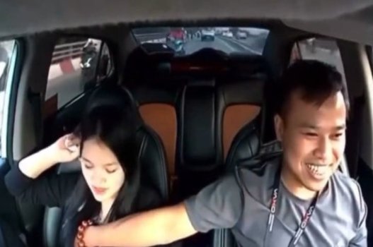 Người lái xe khám phá vú của cô gái xinh đẹp